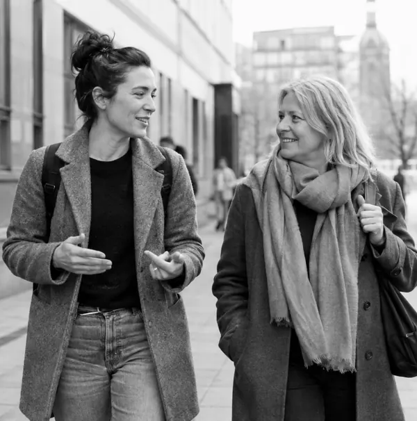 Zwei Frauen sprechen auf dem Weg durch die Stadt über berufliche Perspektiven